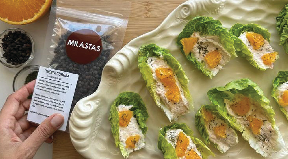 Alface Cogolho com Pimenta Cubeba, queijo creme e salmão fumado